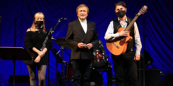 Erol Evgin yeni yılın ilk konserini İş Sanat’ta sokak müzisyenleriyle birlikte veriyor