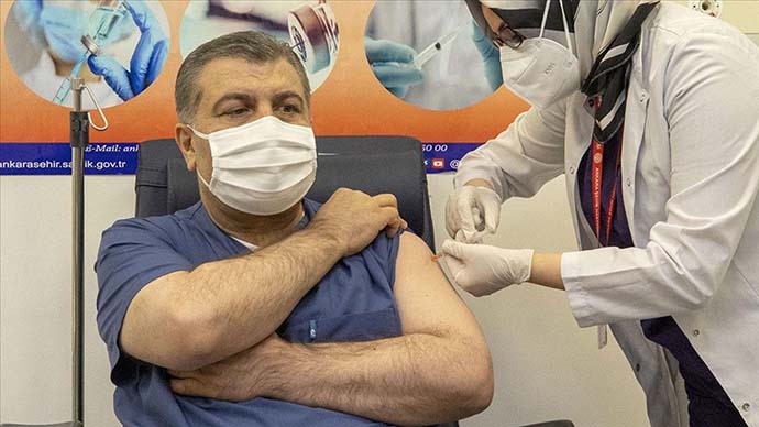 İlk CoronaVac aşısı Sağlık Bakanı’na uygulandı